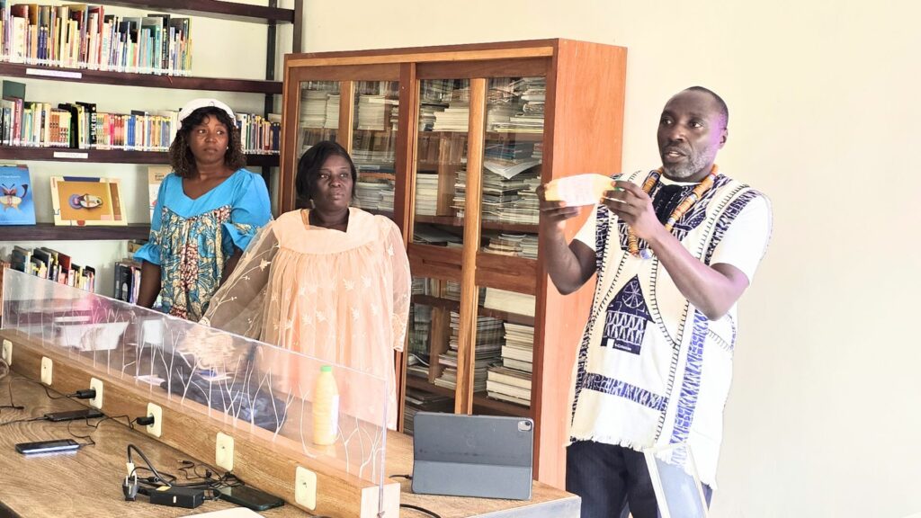 Suza’s Manifest 2025 - le botaniste Éric Ngansop, présentant les acquis des formations en agroécologie et en gestion collective.